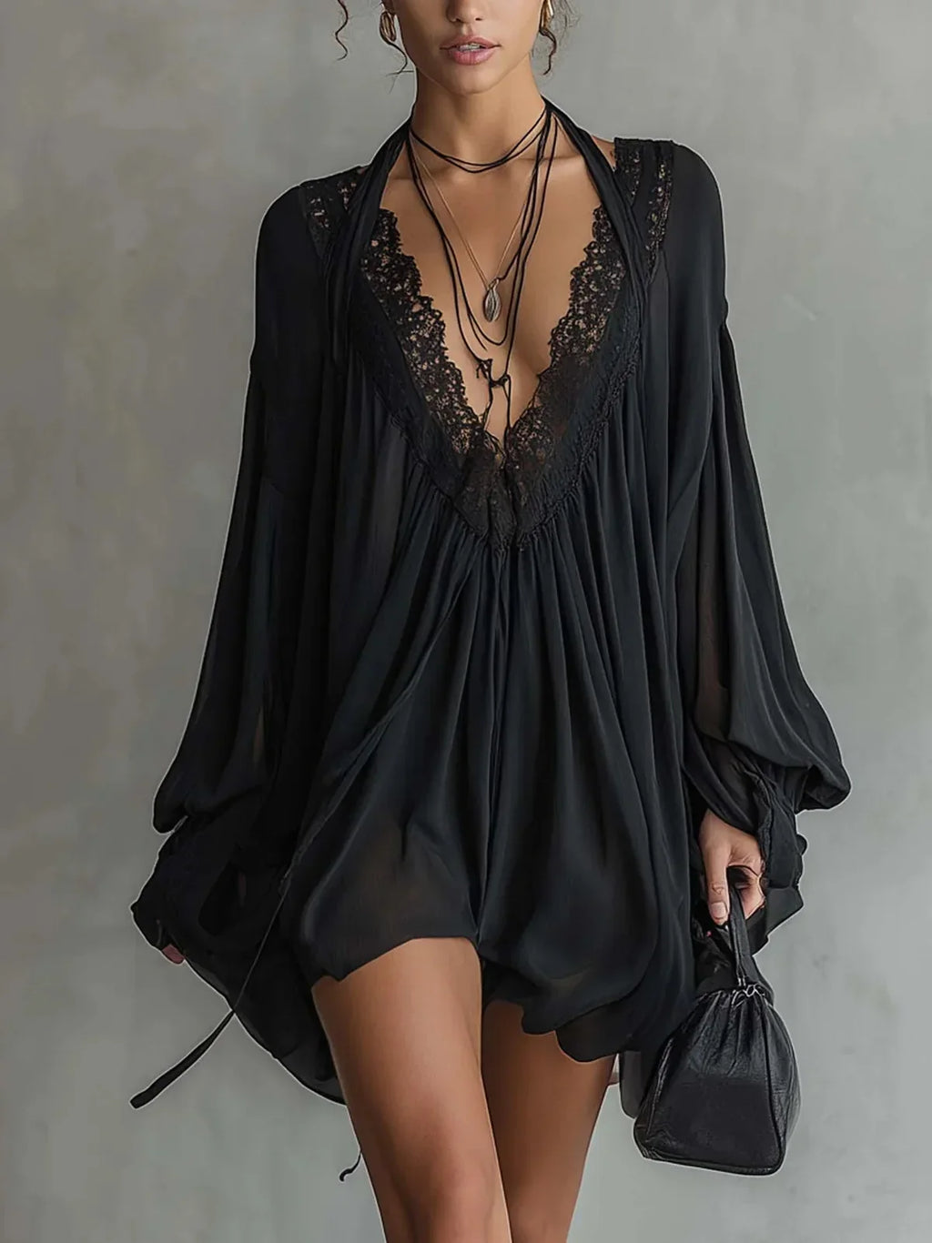 Catalina Vestido Mini de Chiffon Negro con Escote Halter y Cuello de Encaje