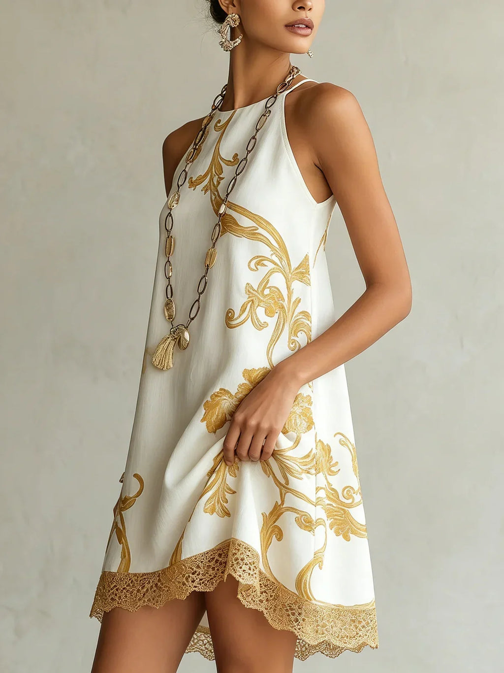Emilia Vestido Mini de Encaje Blanco y Dorado con Estampado Decorativo