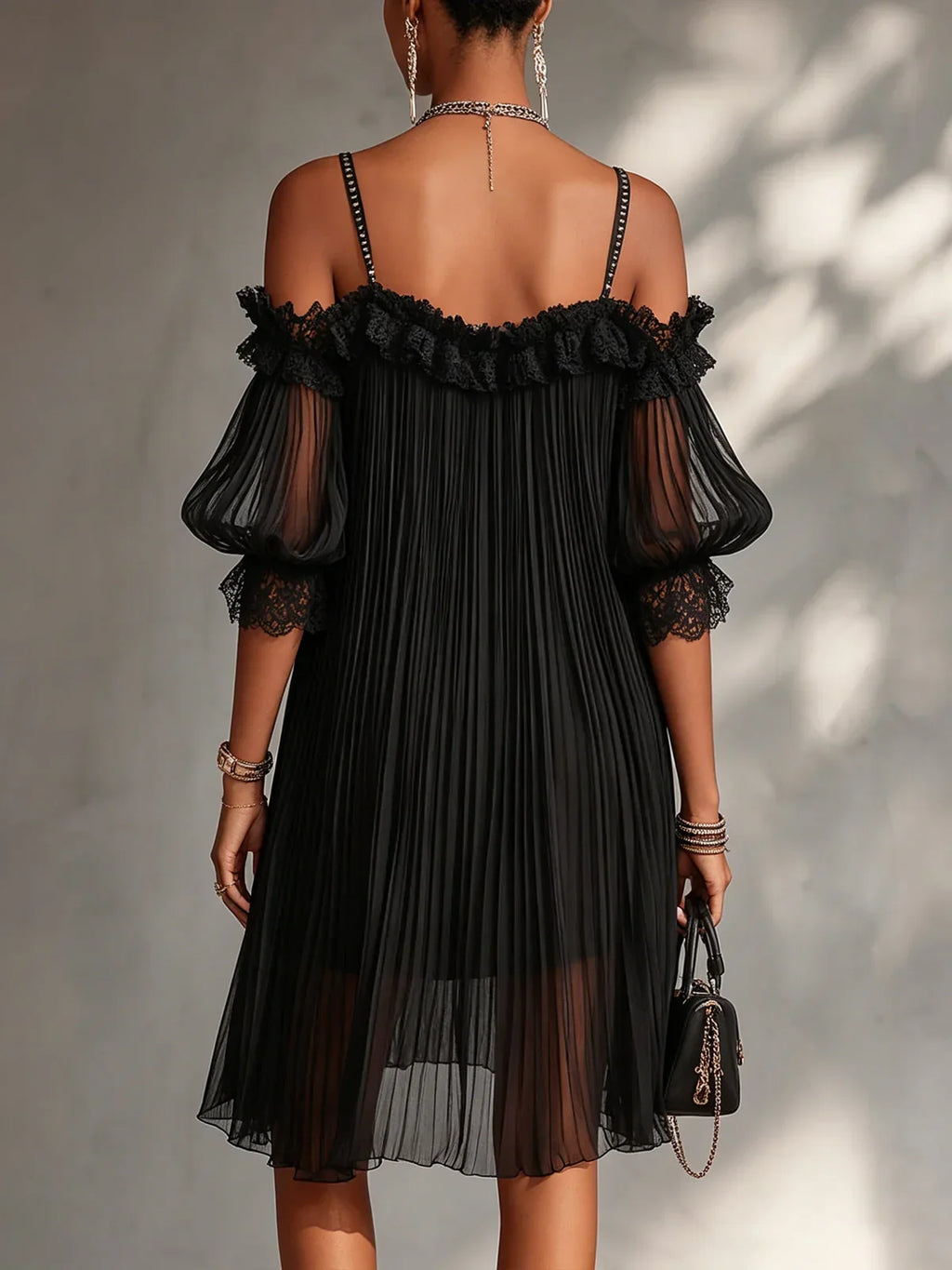 Naia Vestido Mini Negro de Chiffon con Escote Bardot y Ribete de Encaje