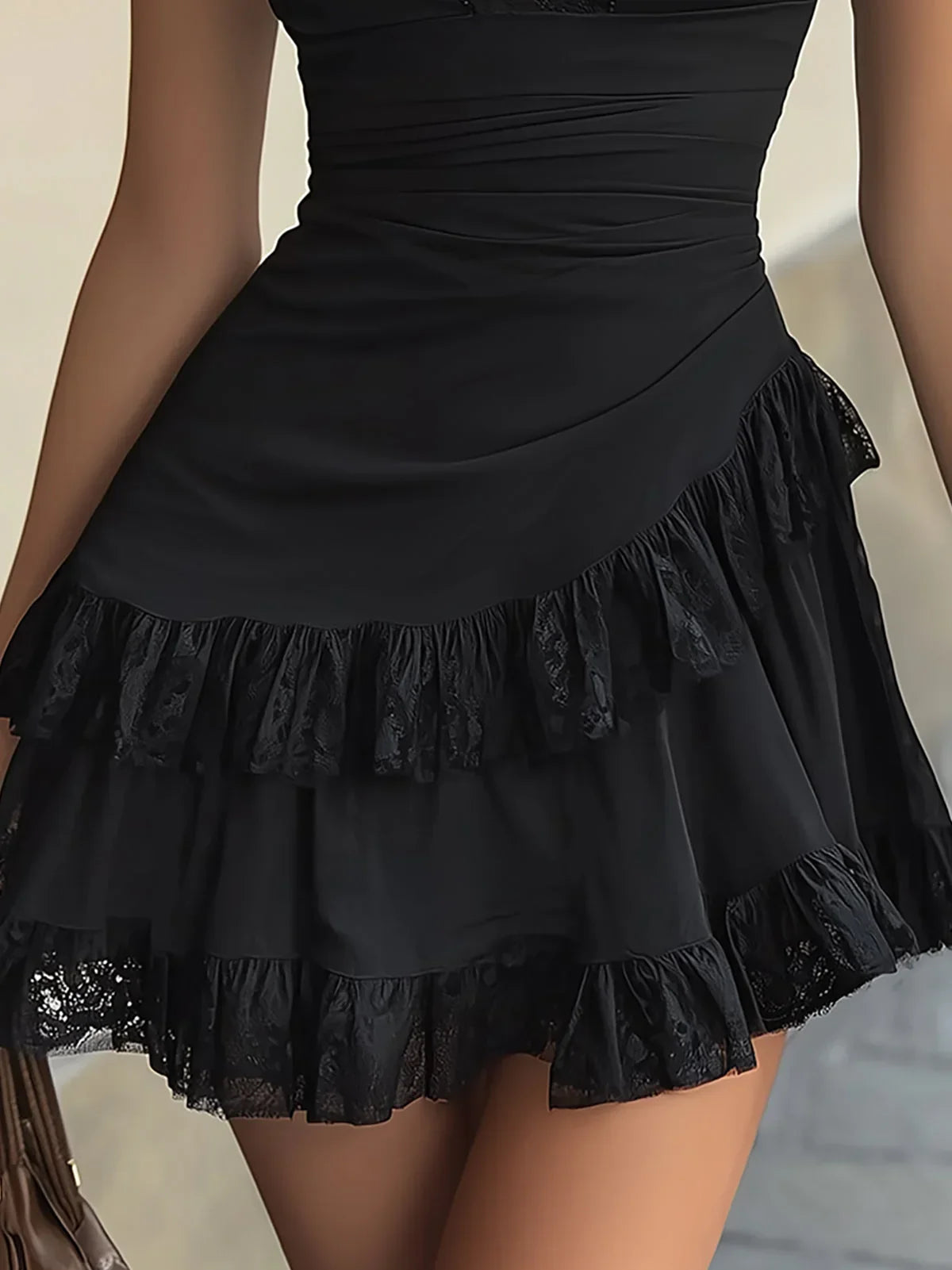 Camelia Vestido Mini Negro con Volantes de Encaje y Escote en V