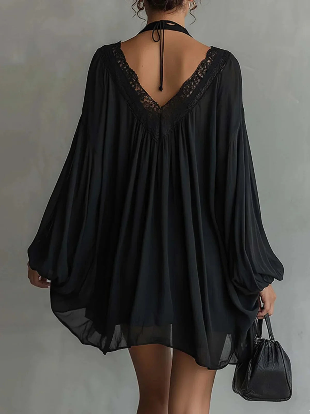 Catalina Vestido Mini de Chiffon Negro con Escote Halter y Cuello de Encaje