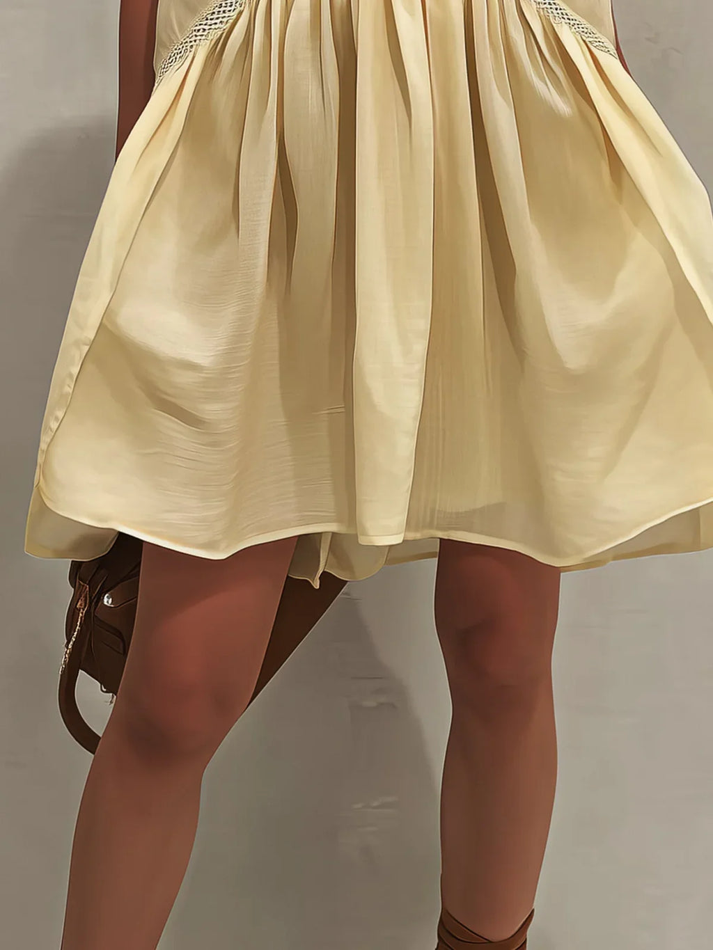 Isabela Vestido Mini Amarillo sin Mangas con Escote en V Profundo y Detalles de Encaje