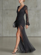 Paloma Vestido Maxi Largo Gris Oscuro de Encaje con Manga Larga y Abertura
