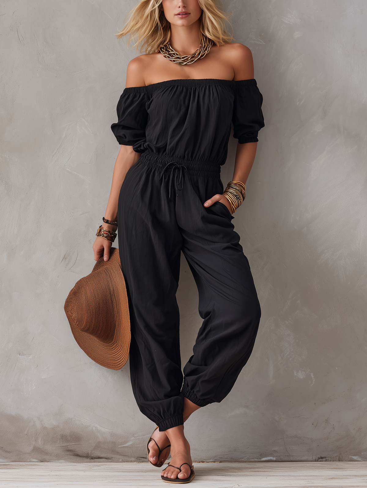 Marbella | Mono negro casual con hombros al aire y cordón ajustable