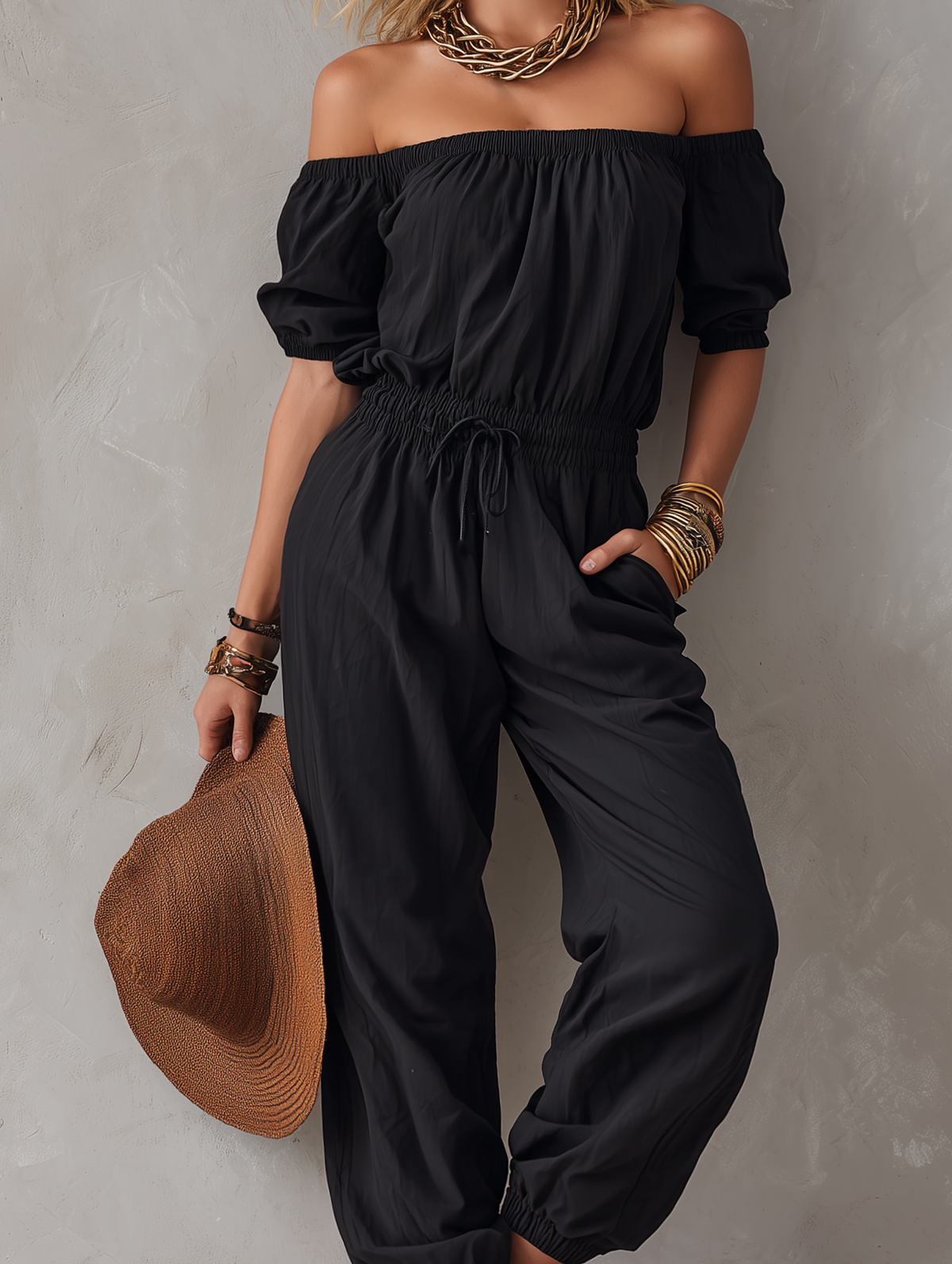 Marbella | Mono negro casual con hombros al aire y cordón ajustable
