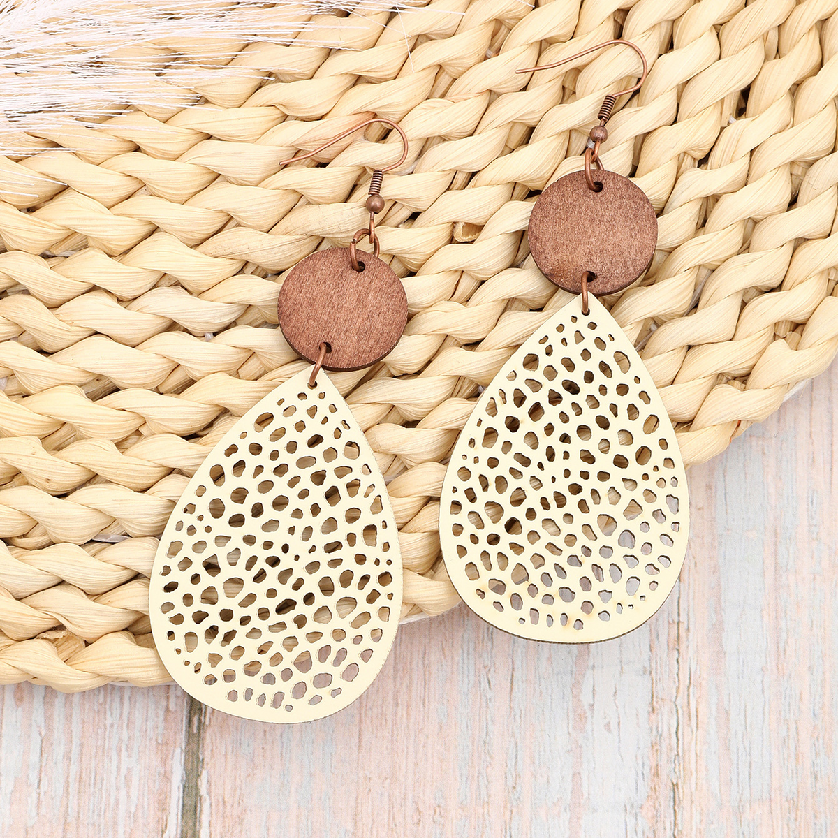 Eliana - Pendientes Colgantes Calados de Cuero PU Estilo Vintage