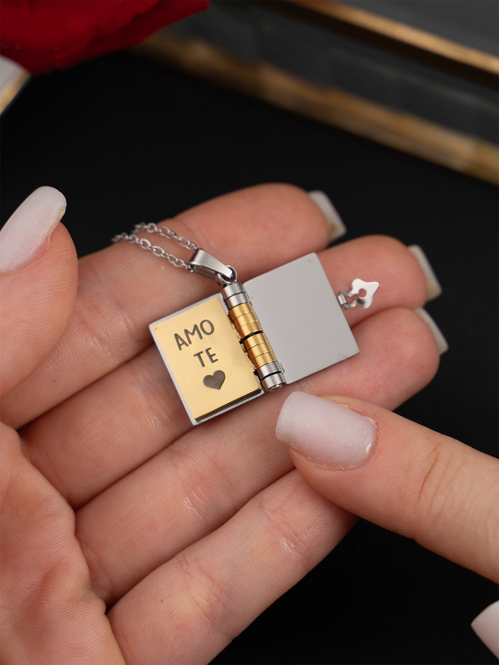 Collar Libro con Dedicatoria ✨ Te Amo