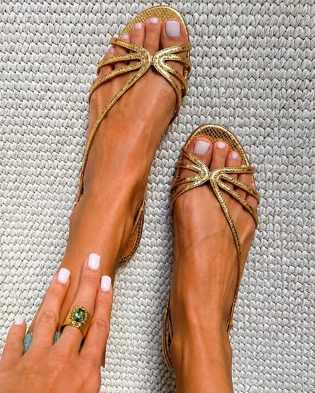 Zahara | Sandalias Doradas, Elegancia Estival