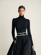 San Sebastian | Vestido Maxi Negro con Costuras Blancas y Cuello Alto