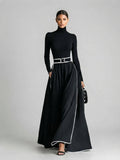 San Sebastian | Vestido Maxi Negro con Costuras Blancas y Cuello Alto