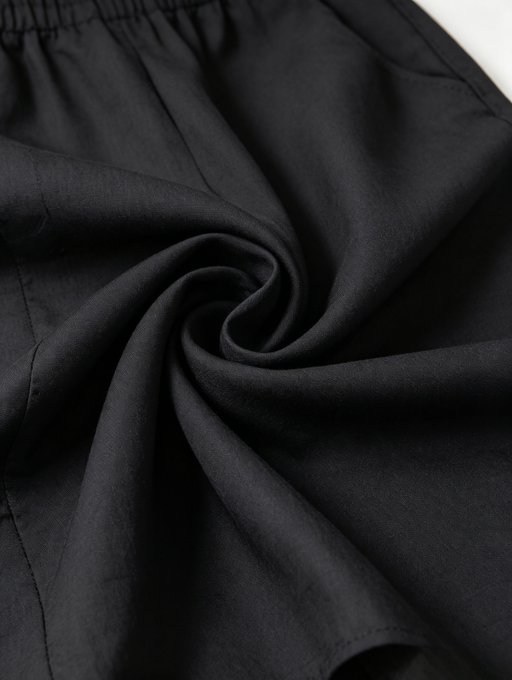 Marbella | Mono negro casual con hombros al aire y cordón ajustable