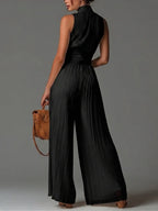 Mercedes Mono Negro sin Mangas de Chiffon con Escote en V, Pliegues, Cremallera y Pernera Ancha