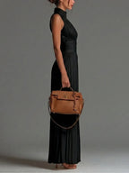 Mercedes Mono Negro sin Mangas de Chiffon con Escote en V, Pliegues, Cremallera y Pernera Ancha