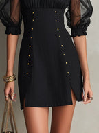 Adela Vestido Mini Negro con Escote Bardot, Mangas Abullonadas y Tachuelas