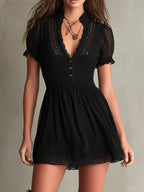 Melisa Vestido Mini Negro Plisado con Detalles de Encaje