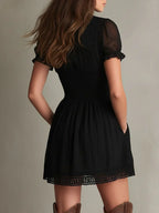 Melisa Vestido Mini Negro Plisado con Detalles de Encaje