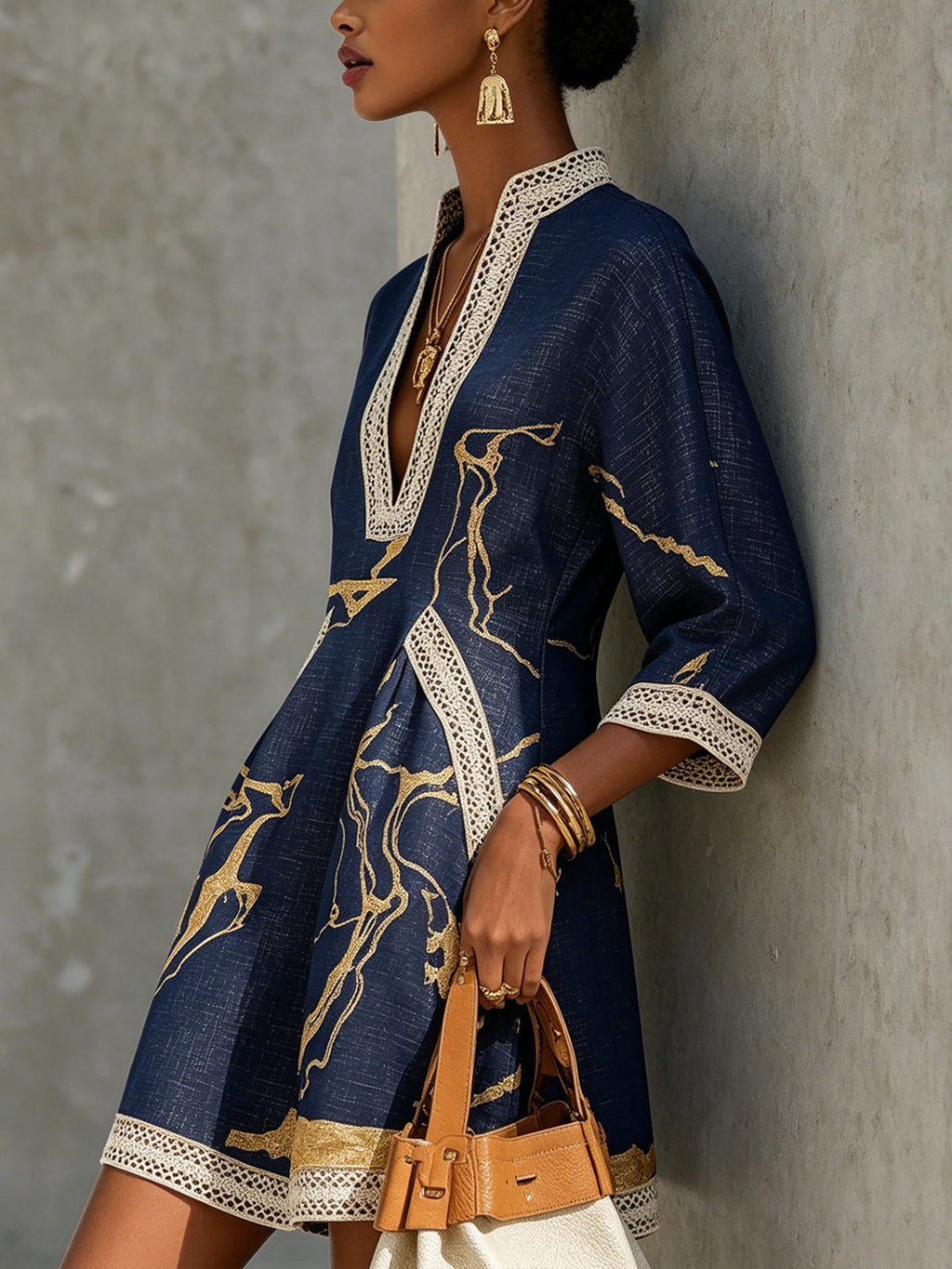 Leo| Minivestido de Encaje Crochet Azul Marino con Motivos Dorados y Escote en V