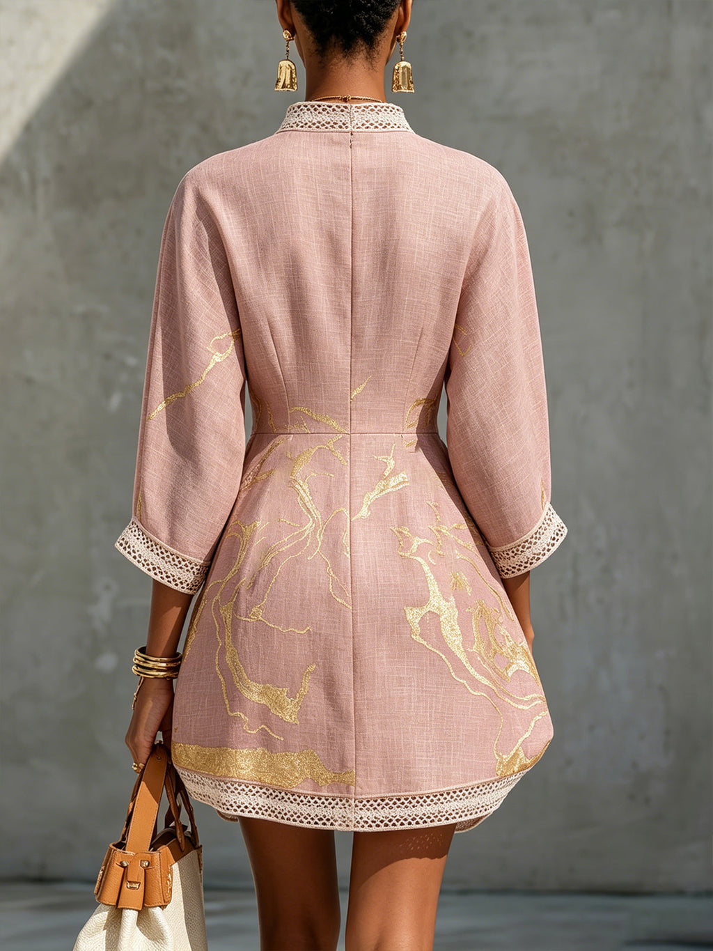 Niña | Minivestido de Encaje Crochet Rosa con Motivos Dorados y Escote en V