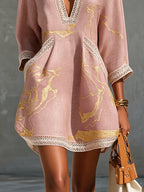 Niña | Minivestido de Encaje Crochet Rosa con Motivos Dorados y Escote en V