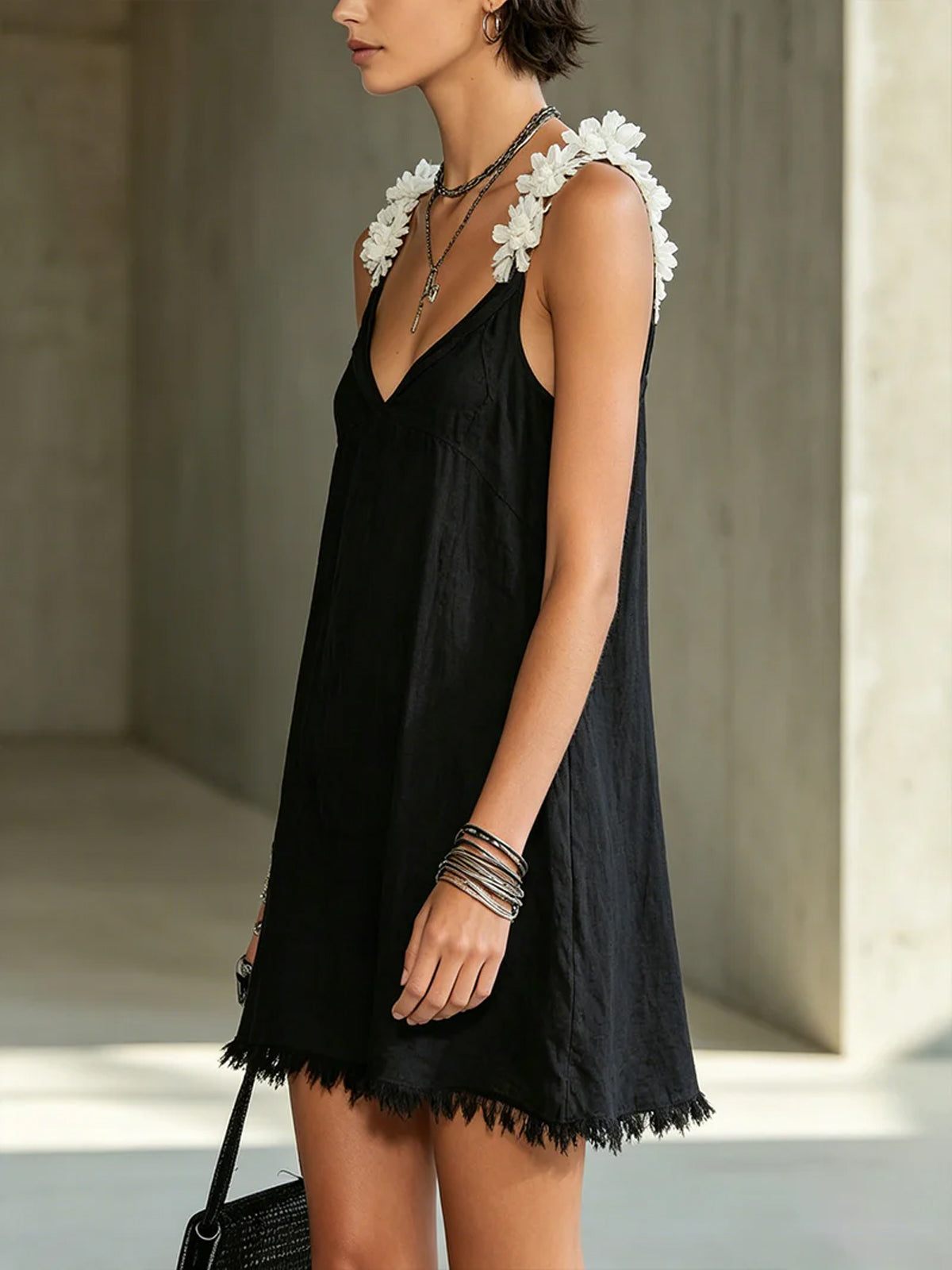 Noemi | Minivestido Negro con Escote en V y Tirantes Florales