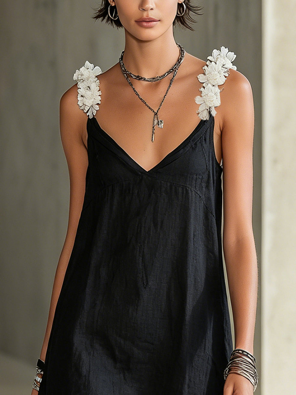 Noemi | Minivestido Negro con Escote en V y Tirantes Florales