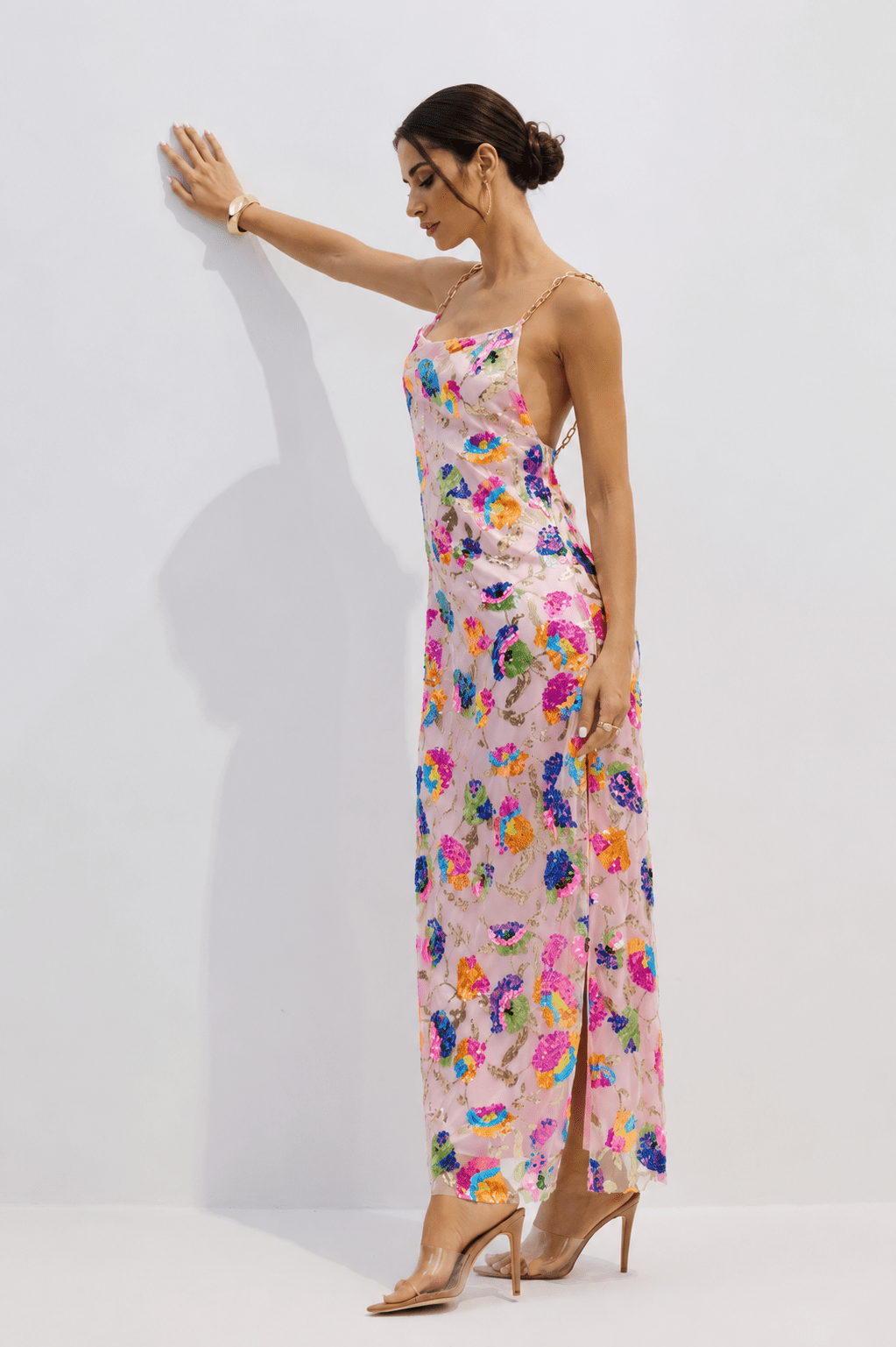 Vestido largo sin espalda con lentejuelas bordadas